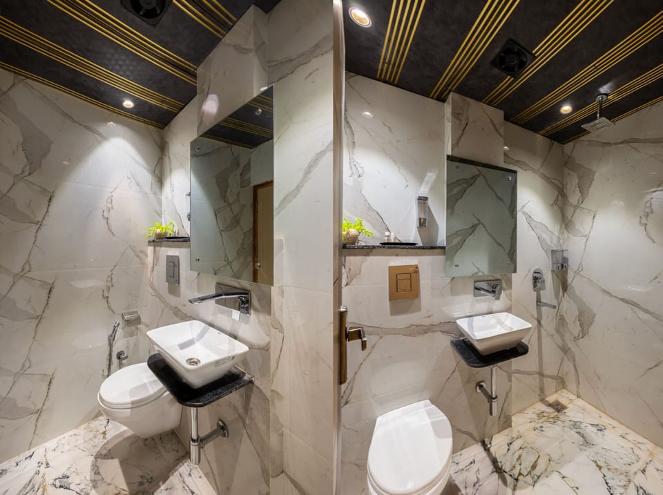 Standard Room, 1 Double Bed, City View | Bathroom | Free toiletries, hair dryer, slippers, towels