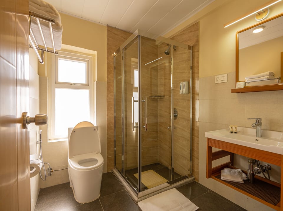 Shower, rainfall showerhead, free toiletries, hair dryer (on request)