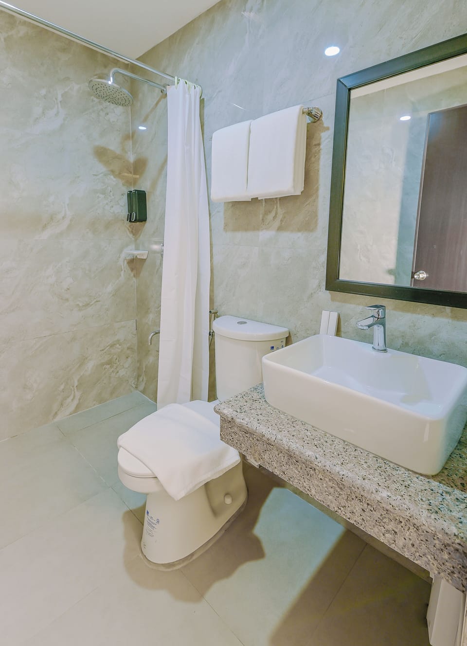 Deluxe Twin Room | Bathroom | Hair dryer, slippers, bidet