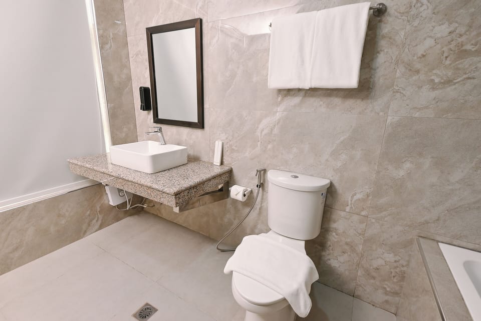 Deluxe Twin Room | Bathroom | Hair dryer, slippers, bidet