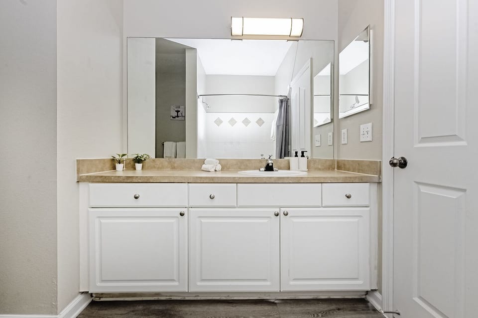 Bathroom 2 - Adjacent