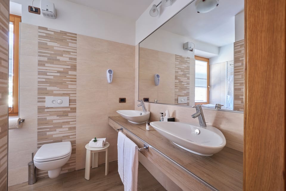 Junior Suite | Bathroom | Shower, free toiletries, hair dryer, bidet