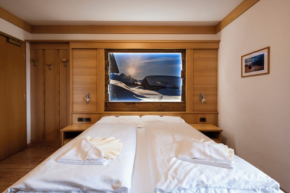 Doppia Standard | Premium bedding, down comforters, in-room safe, desk