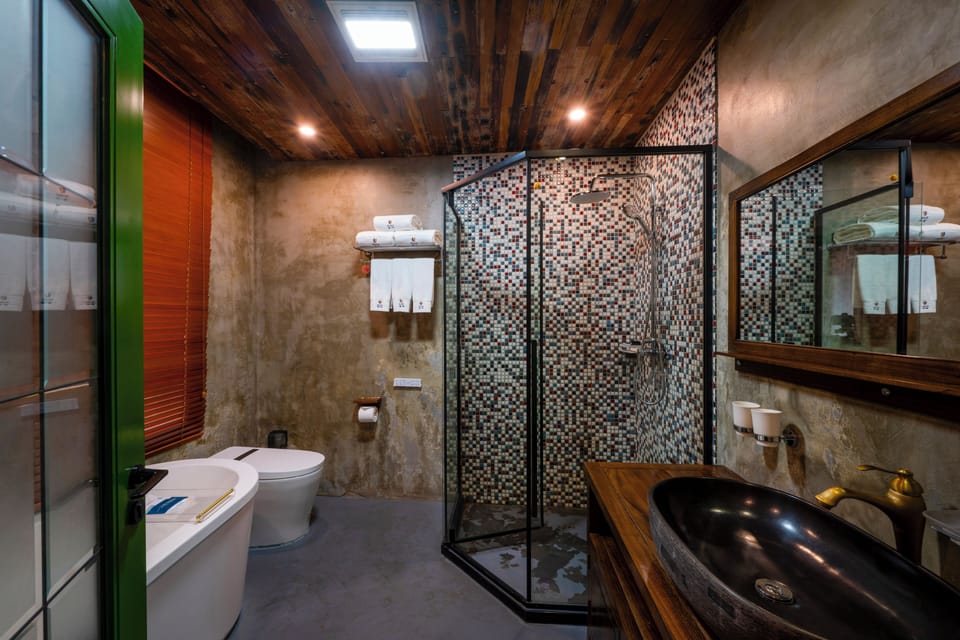 Family Studio Suite, Multiple Beds, Courtyard View, Ground Floor | Bathroom | Free toiletries, hair dryer, bathrobes, slippers