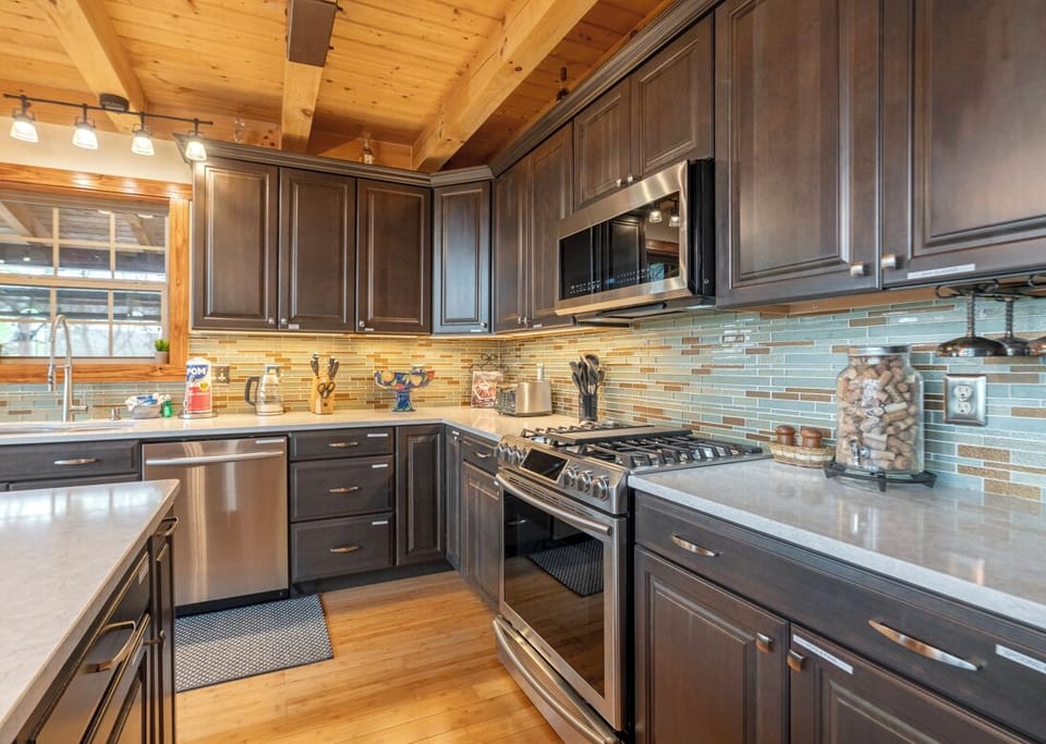 Upgraded Kitchen--- Stainless Steel Appliances