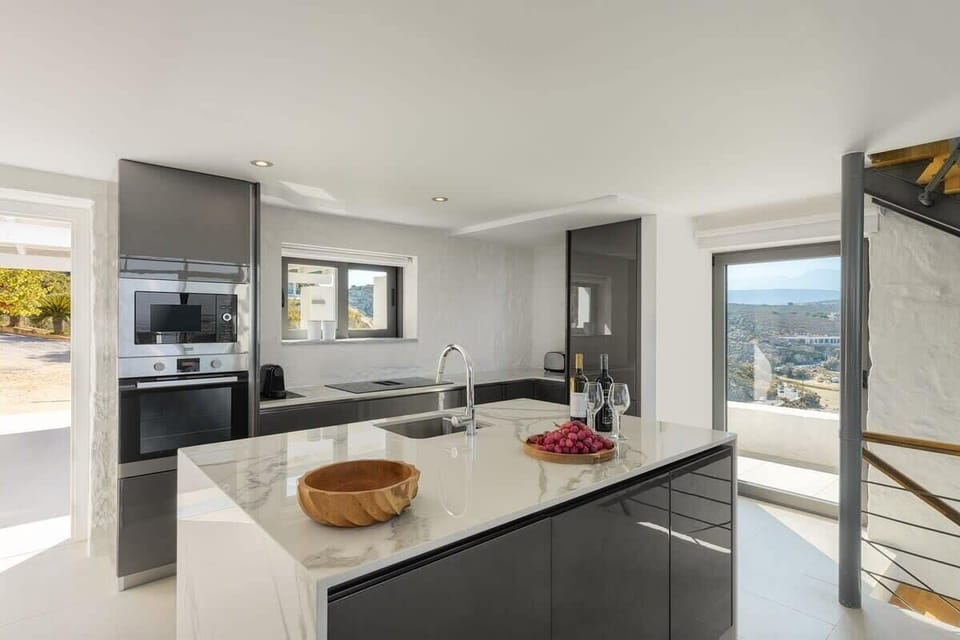 Sleek, Modern Kitchen with Full Amenities