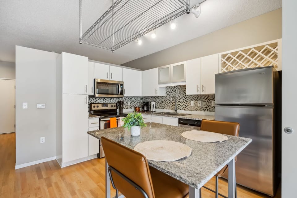 Deluxe Apartment, 1 Queen Bed with Sofa bed | Private kitchen | Fridge, microwave, oven, stovetop