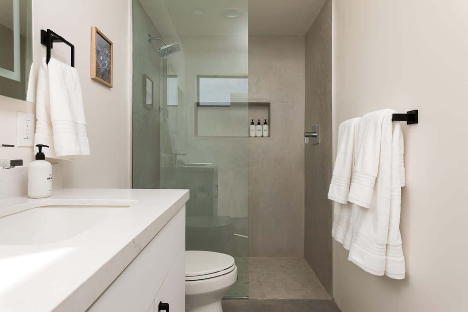 Main house ensuite bathroom