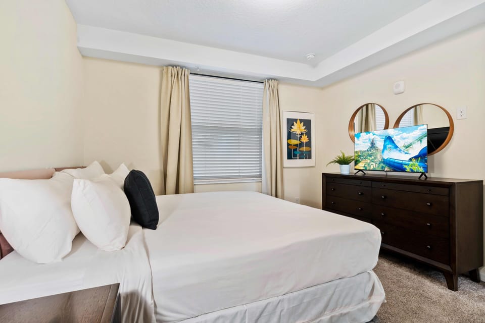Calming Bedroom of the Condo in Kissimmee Florida - Bedroom with a cozy ambiance, blending comfort and aesthetics - Smart TV and Netflix - Modern and stylish decor that complements the space