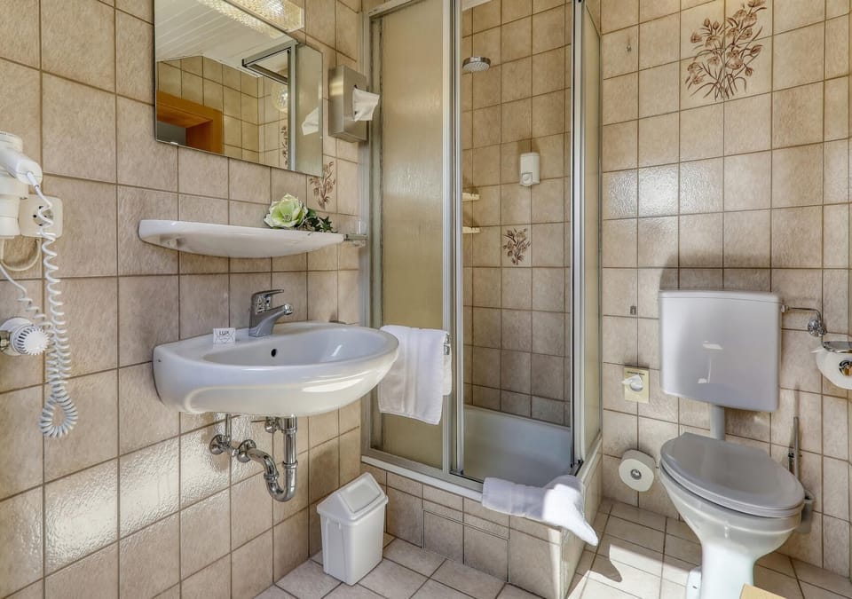 Classic Double Room | Bathroom | Hair dryer, towels