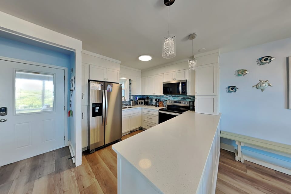 Fully Equipped Kitchen w/New Stainless Steel Appliances