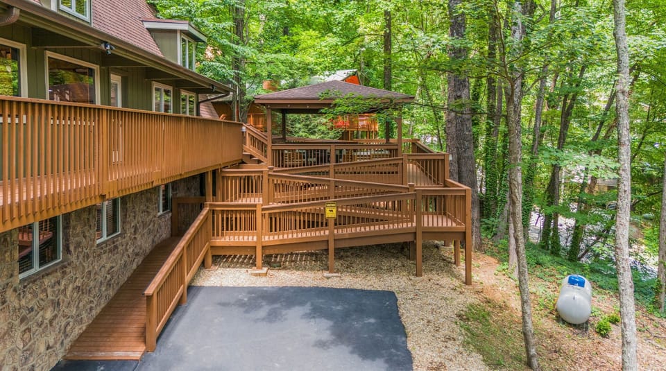 Driveway and wheel chair ramp access up to the main deck