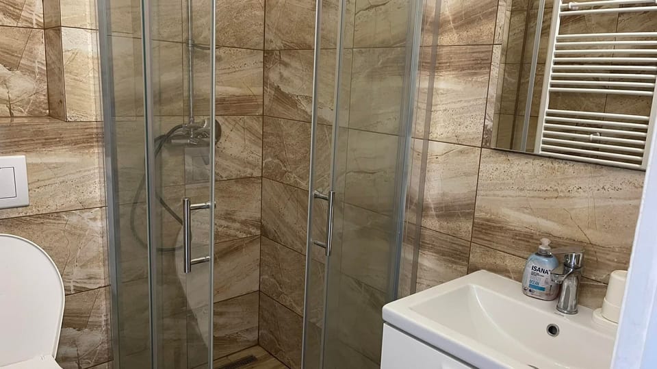 Classic Quadruple Room, Courtyard View | Bathroom