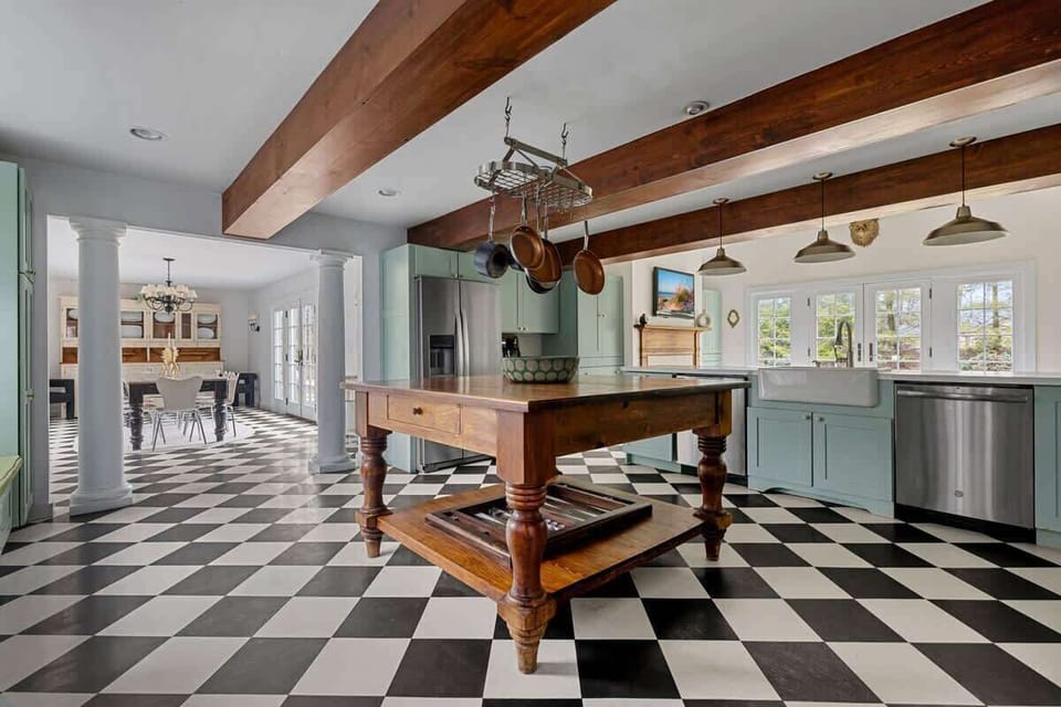Making delicious vacay meals comes easy in this deluxe, top-of-the line kitchen.