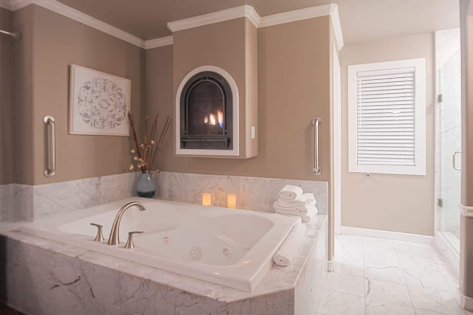 Serenity Suite | Private spa tub