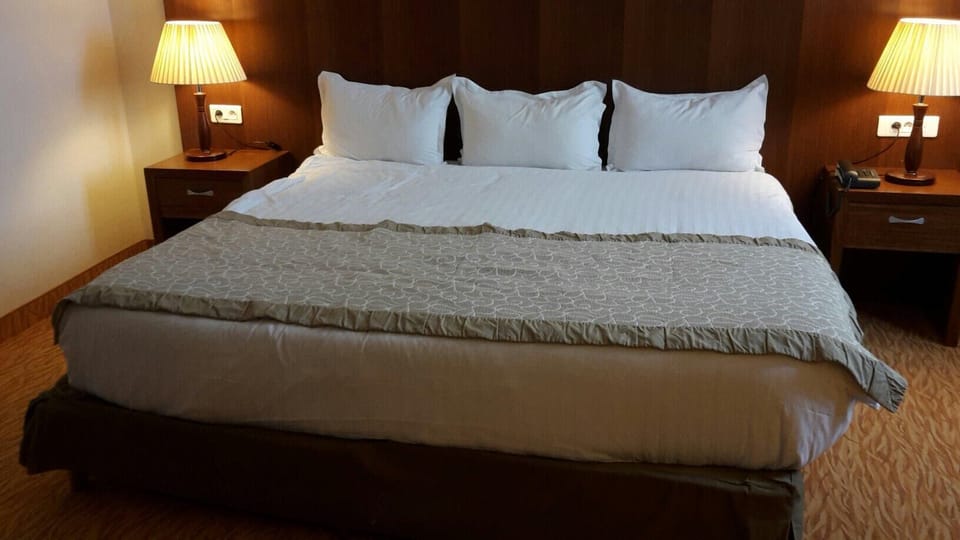 Standard Room, Private Bathroom, City View | Blackout drapes, soundproofing, WiFi (free)
