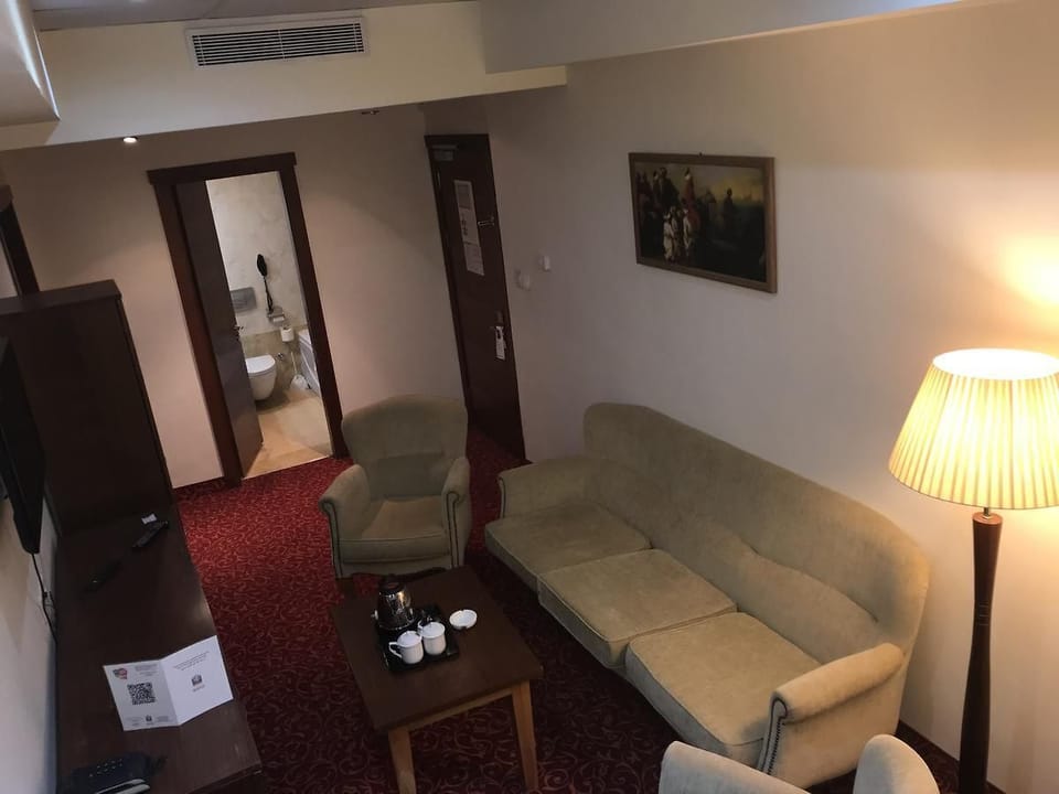 Blackout drapes, soundproofing, WiFi (free)