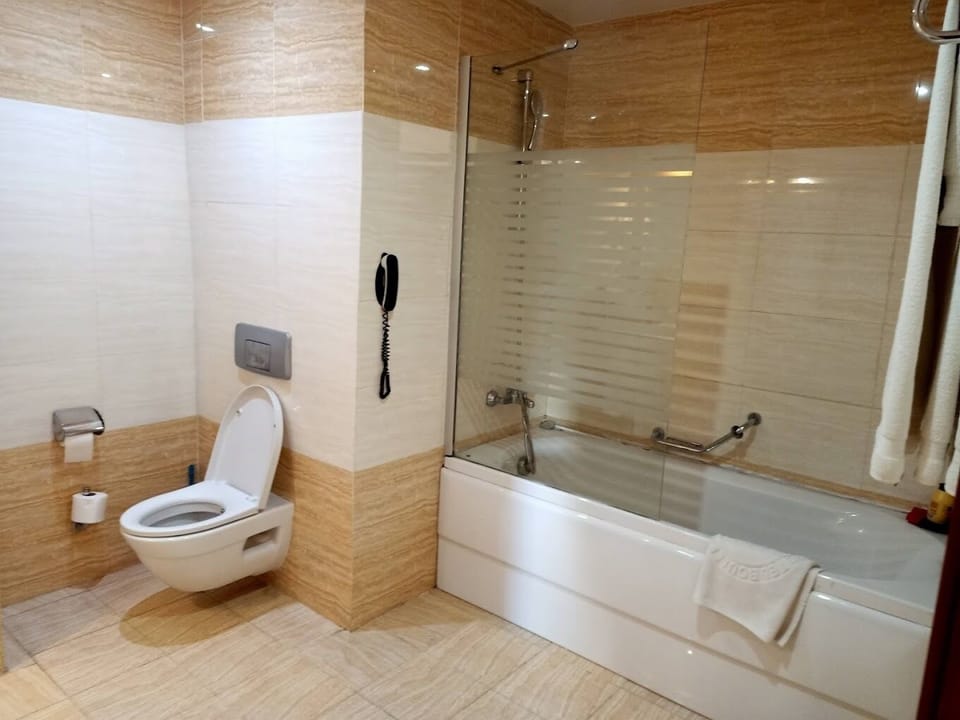 Standard Room, Private Bathroom, City View | Bathroom
