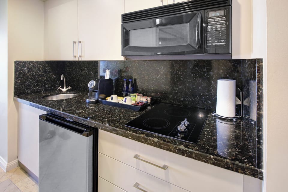 Fridge, 2burner cooktop, sink, microwave, Lavazza coffeemaker, toaster, blender