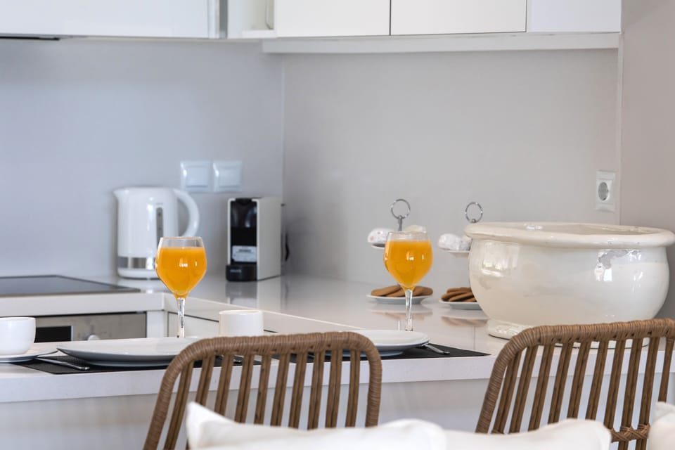 Executive Duplex | Private kitchen | Full-size fridge, oven, stovetop, dishwasher