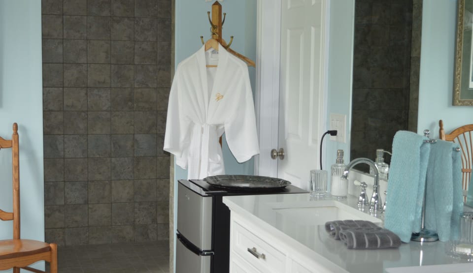 Luxury Suite, Ensuite, Garden View (The King Suite) | Bathroom | Separate tub and shower, deep soaking tub, free toiletries, hair dryer