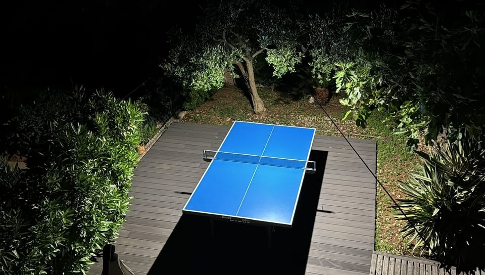 Tischtennis bei Nacht