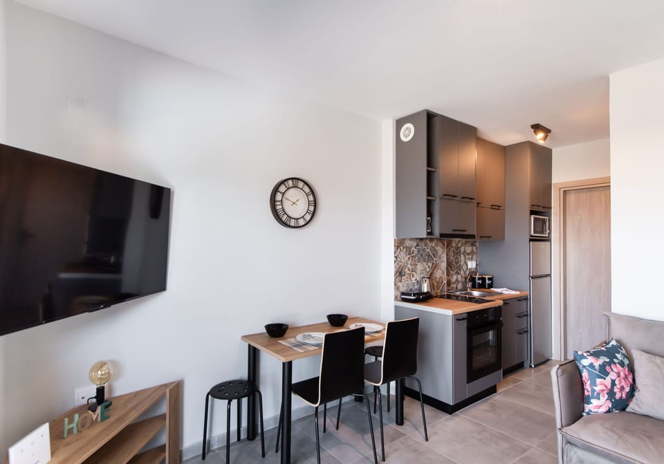Superior Studio Suite | Private kitchen | Fridge, microwave, oven, stovetop