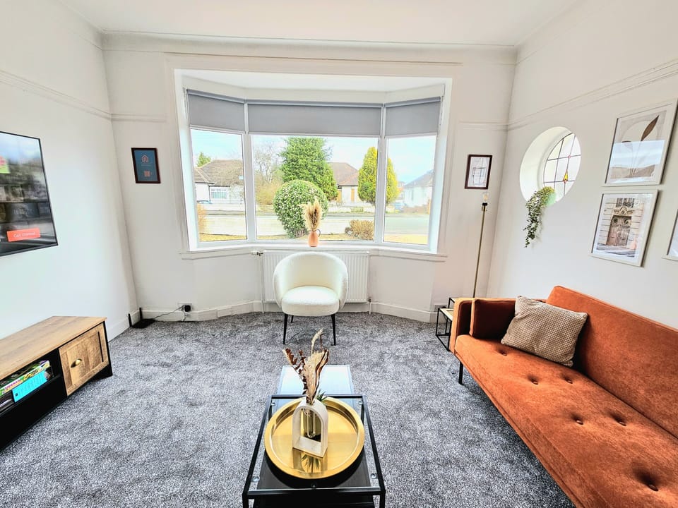 Comfort House, Multiple Beds, Non Smoking, Garden View | Living area | 50-inch Smart TV with digital channels