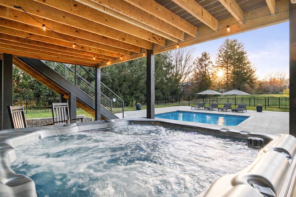 Enjoy the hot tub any time and you'll have a special view! 