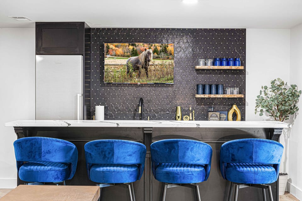 Mix up your favorite cocktails in the bar complete with an ice machine!