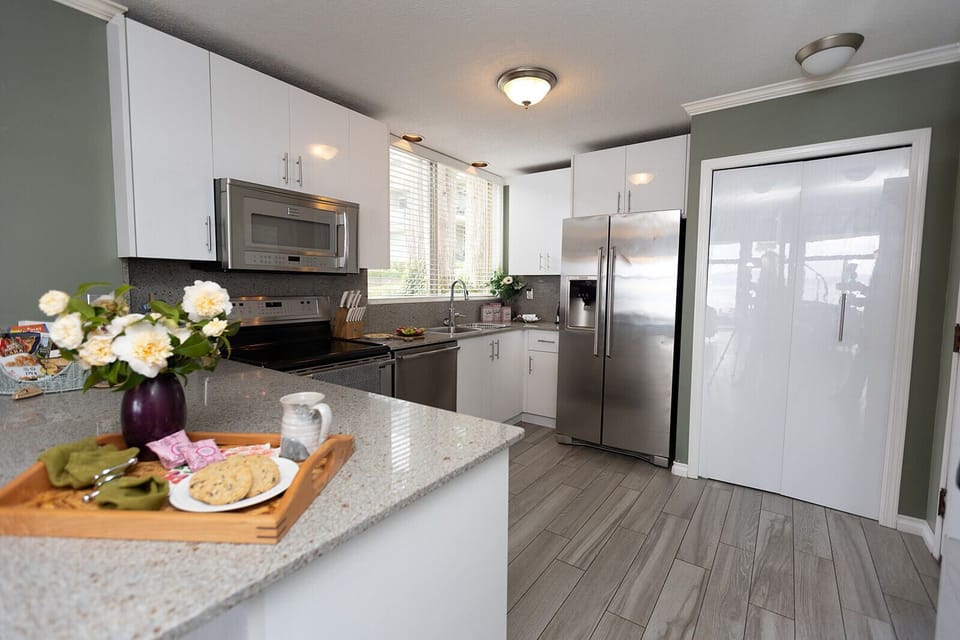 A full kitchen for your dining pleasure.