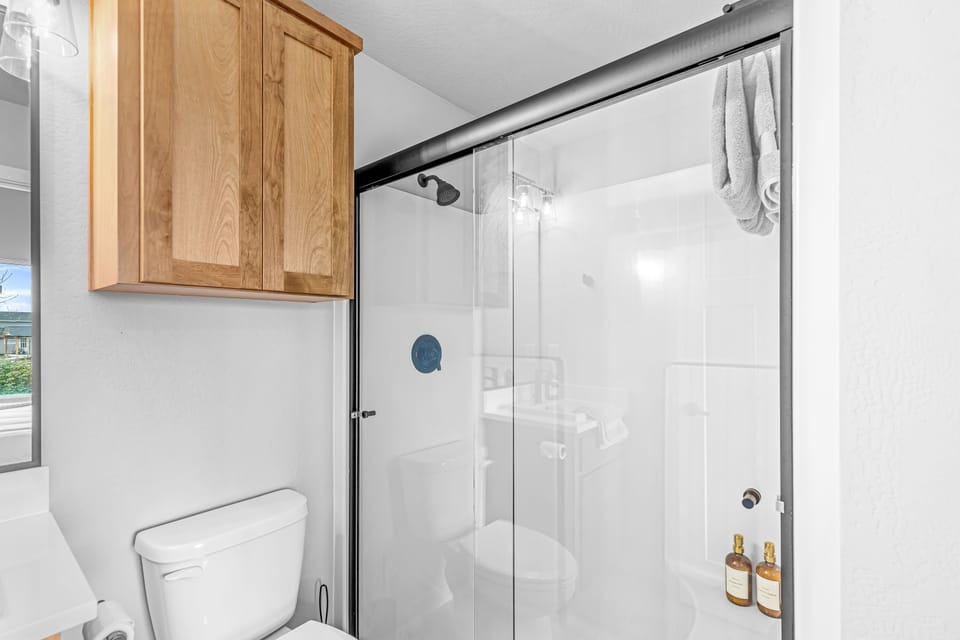 Master King Bedroom Ensuite Bathroom