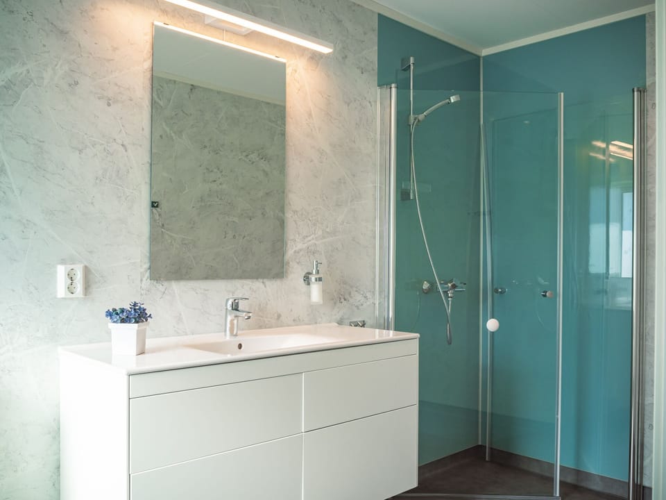 Standard Double Room | Bathroom | Shower, heated floors, towels