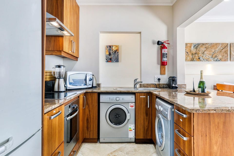 Backup-Powered Camps Bay Garden Apartment 15