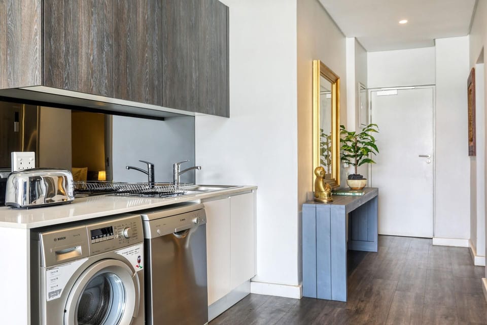 701 Backup-Powered Classic Luxury Apartment 8