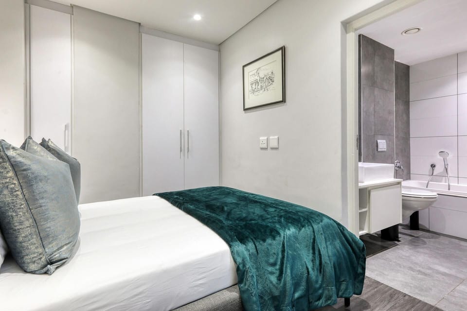 701 Backup-Powered Classic Luxury Apartment 24