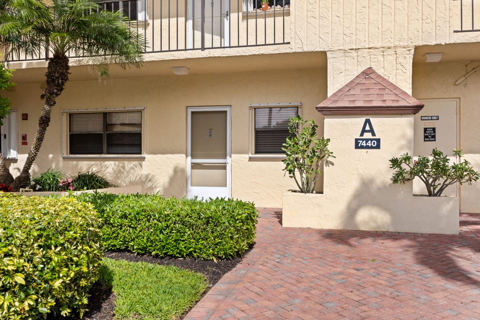Front Entrance, easy to get in and out, no steps or elevator required.
