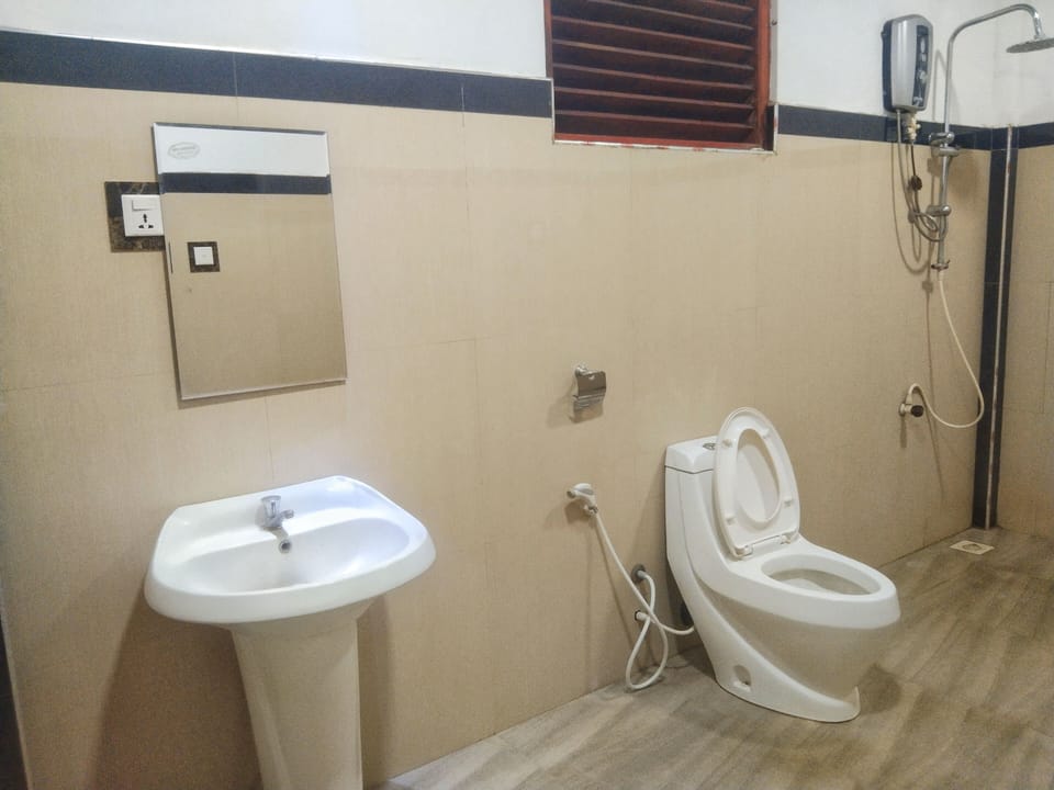 Deluxe Room, 1 King Bed | Bathroom | Hair dryer, bidet