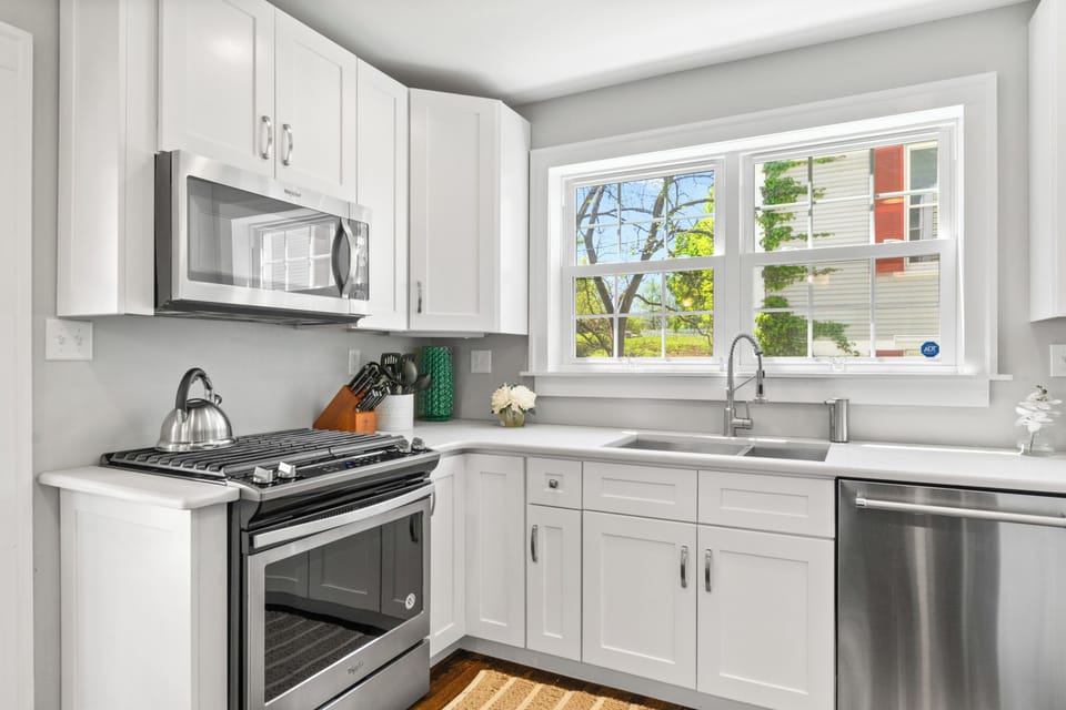 Plenty of space to cook a meal. Easly accessible appliances. 