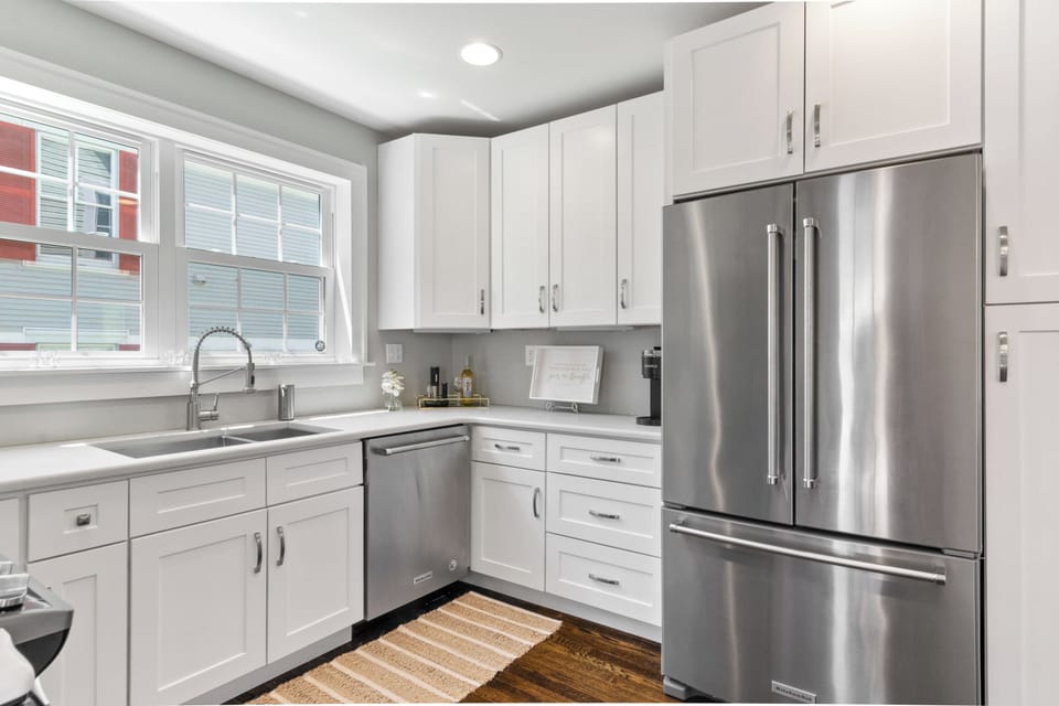 Plenty of space to cook a meal. Easly accessible appliances. 