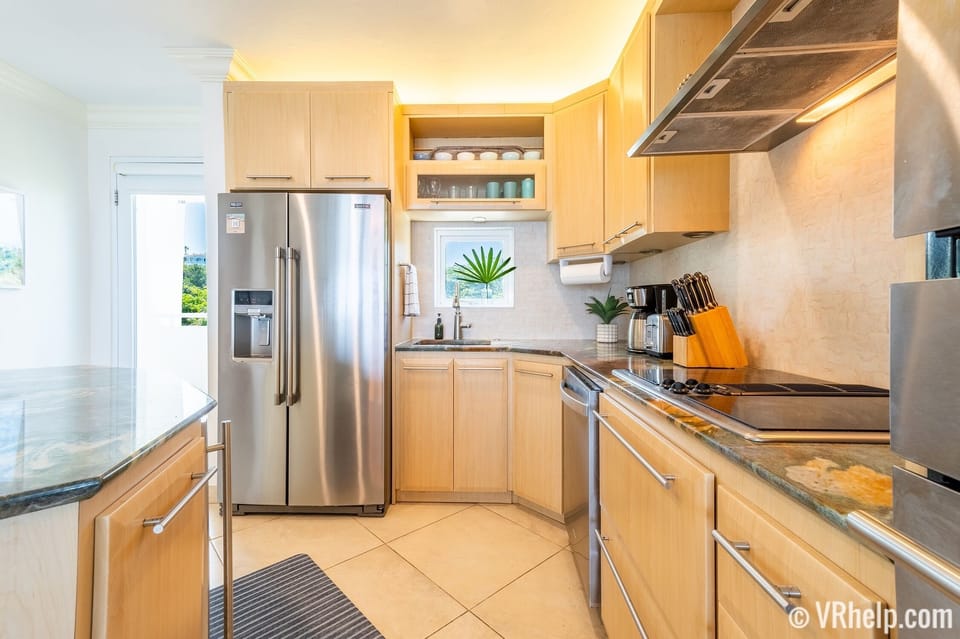 Unit Overview #10: the fully-equipped kitchen with all the staple appliances.