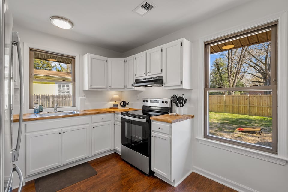 Electric Oven complete with pots/pans/cooking sheet/pizza pan