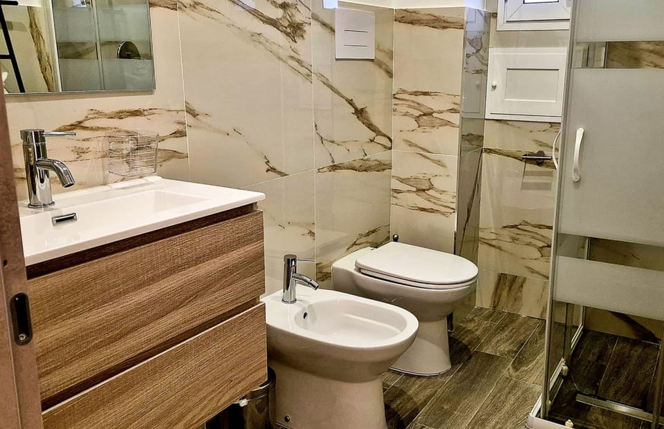 Deluxe Double Room | Bathroom | Shower, rainfall showerhead, free toiletries, hair dryer