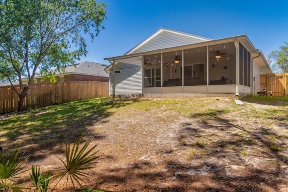 Navarre Beach: Private fenced yard, fire pit, grill, Snowbirds, Family Friendly