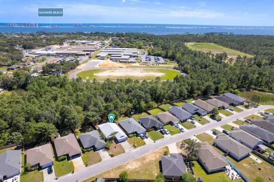 Short 4 mile drive to the pristine beaches of the Emerald Coast & Navarre
