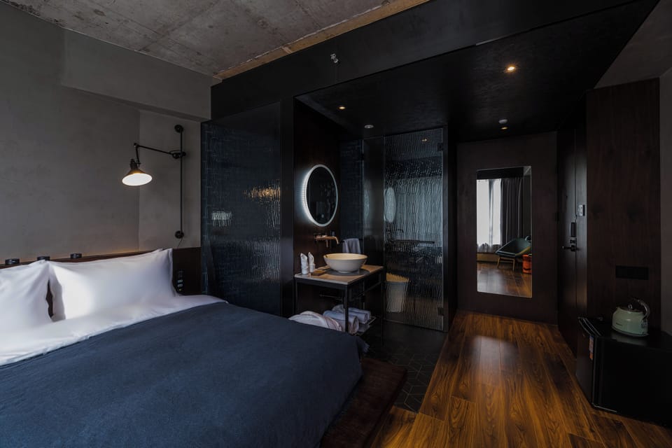 Business Room | Premium bedding, down comforters, memory foam beds, free minibar