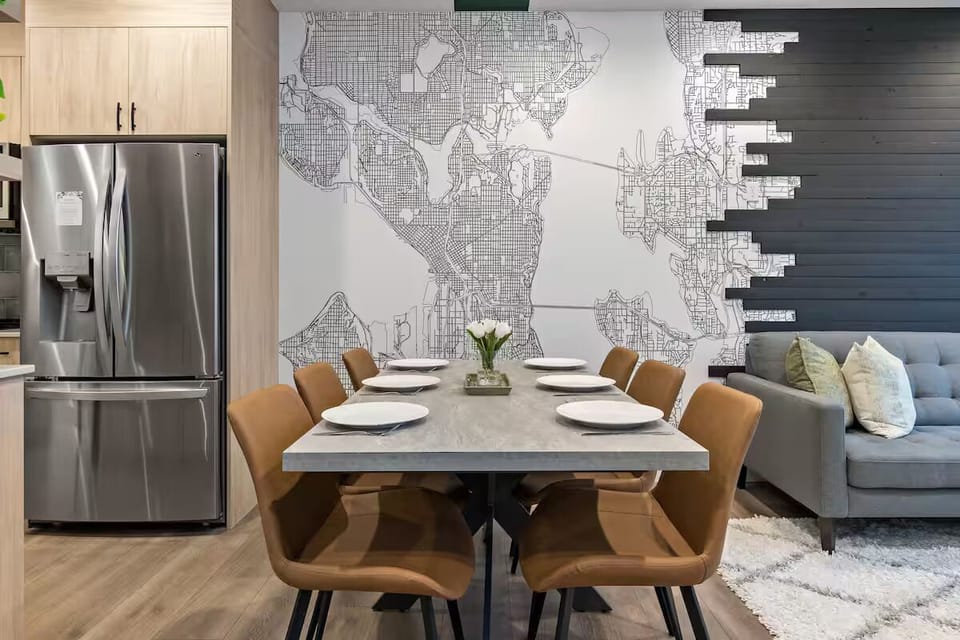 Dine with a side of Seattle & chart your next adventure—right off the wall. 🗺️