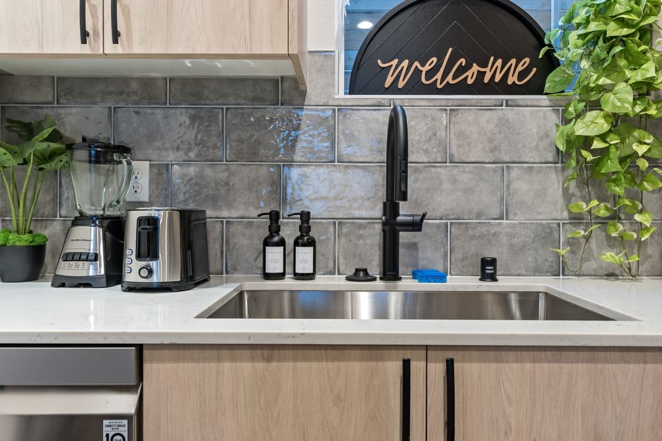 Who says functional can't be fabulous? Designer kitchen with all the essentials!