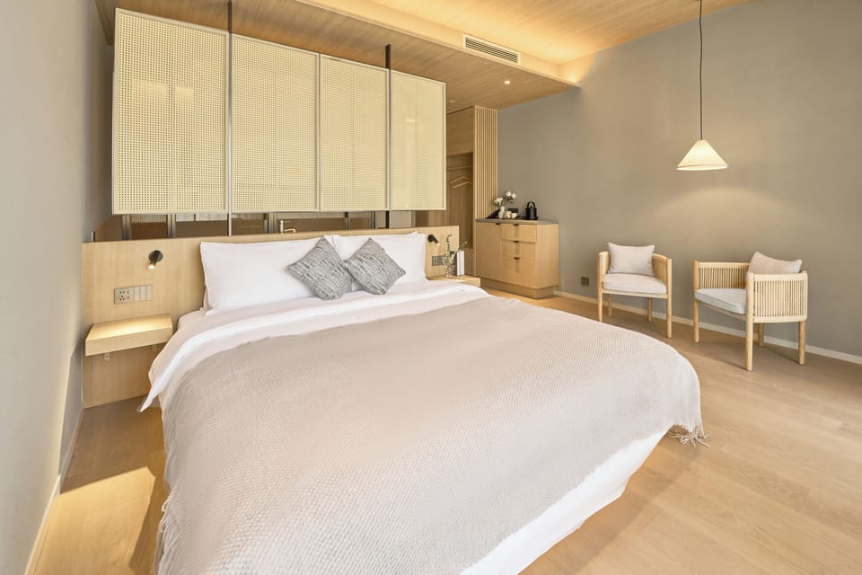 Executive Room | Down comforters, pillowtop beds, minibar (free items), desk