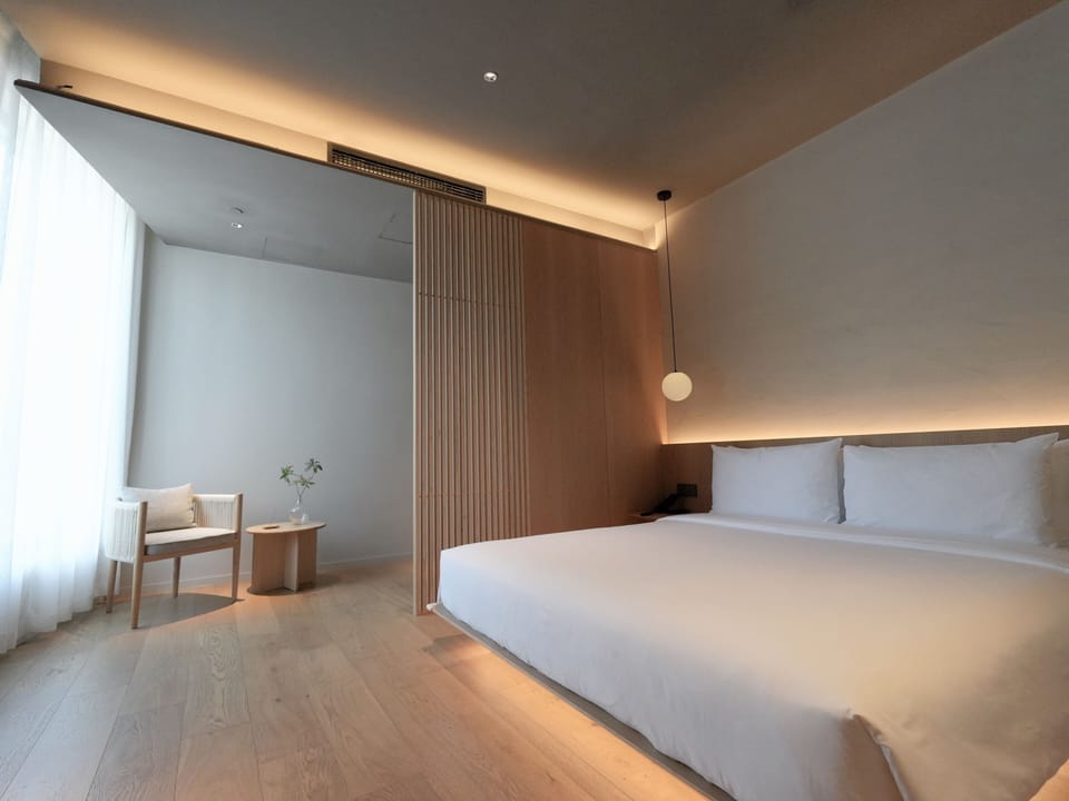 Classic Room | Down comforters, pillowtop beds, minibar (free items), desk